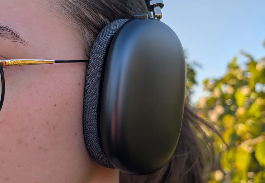 apple airpods max 2024 na uchu zepredu