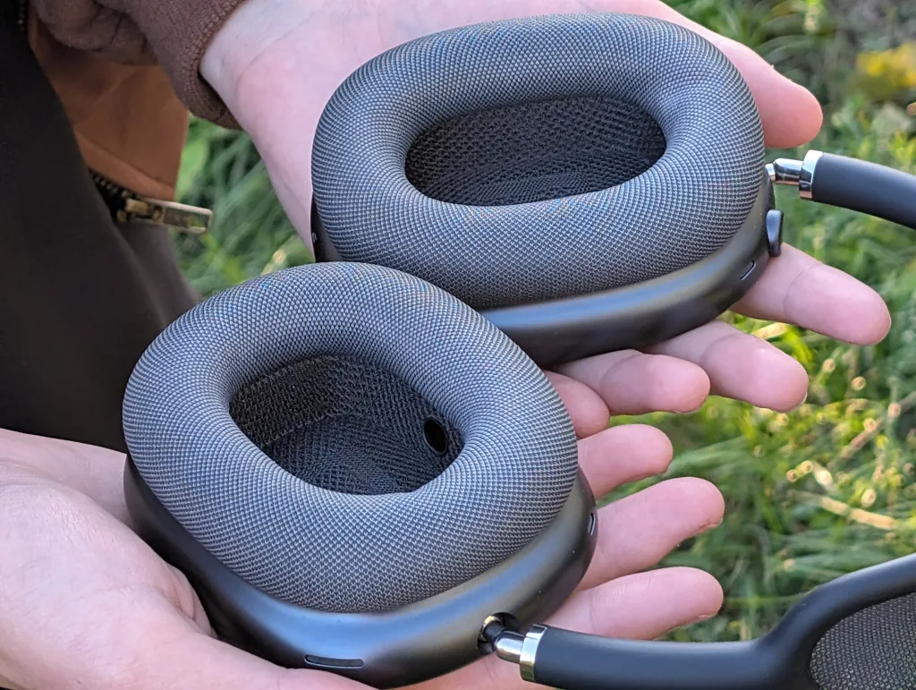 apple airpods max v ruce nausniky