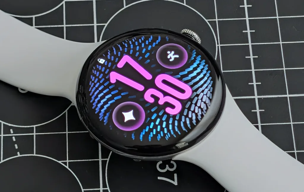 google pixel watch 5 na rezaci desce