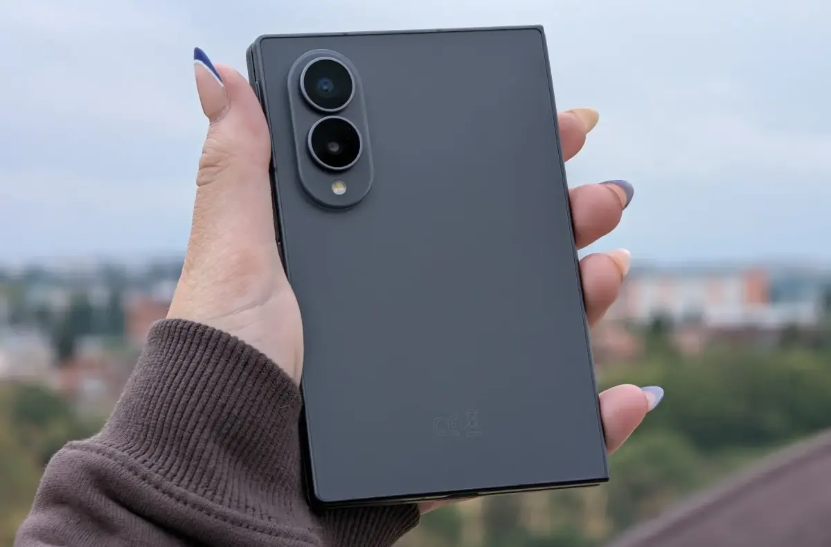 samsung galaxy z fold8 slozeny v ruce nahled