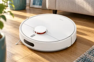 Bílý Xiaomi Robot Vacuum S40C na dřevěné podlaze